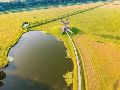 Vista área del memorial y museo del Holocausto, en Jasenovac (Croacia).