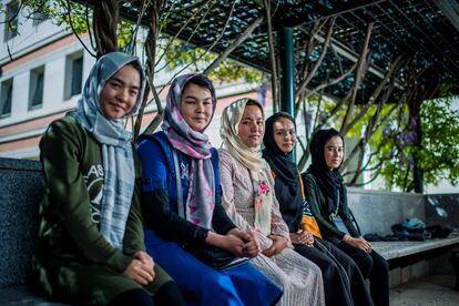 Desde la izquierda, Najiba Musaffari, Fatima Sarwary, Hadisa Nazari, Hakimi Zarifi y Seeya Moy, en el jardín del Ministerio de Migraciones, en Madrid.