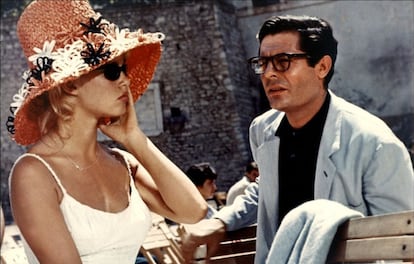 'Vida privada' (Louis Malle, 1962). Compañero de viaje de la Nouvelle Vague, Louis Malle se sumerge en el mito Bardot en un retrato cinematográfico que pretende desvelar el “fenómeno BB”, mal recibida por la crítica y una pareja protagonista, Bardot-Mastroianni sin física ni química, quedan las imágenes de la estrella en toda su plenitud física y cantando Sidonie, un poema de Charles Cross y música de Jean-Max Rivière.