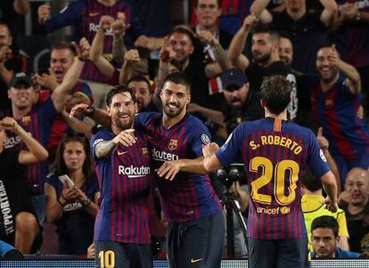 Los jugadores del Barcelona Lionel Messi, Luis Suárez y Sergi Roberto celebran el tercer gol del equipo anotado por el argentino.