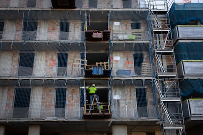 Obras de construcción de vivienda nueva en el barrio de La Marina de Port de Barcelona, el martes.