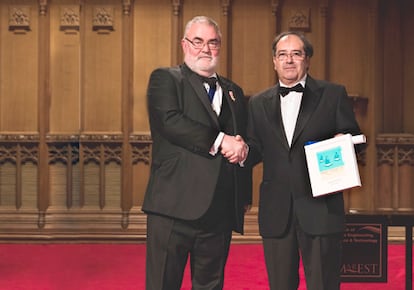 Iñaki Loroño (derecha), recibe un premio en Londres en 2016 por su trabajo a favor de la educación en marina.