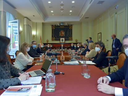 El presidente del Tribunal Supremo y del Consejo General del Poder Judicial (CGPJ), Carlos Lesmes preside un pleno extraordinario en el CGPJ, en octubre de 2020.