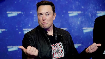 Elon Musk, due?o de SpaceX y Tesla, gesticula a su llegada a la entrega del premio Alex Springer en Berln.