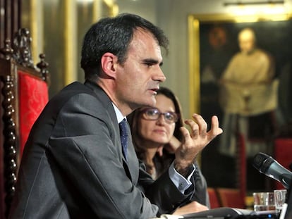 El juez Pablo Ruz con la vicepresidenta valenciana, M&oacute;nica Oltra.