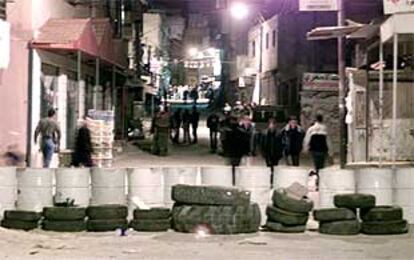 Barricadas palestinas en Ramala, ocupada por el Ejército israelí.