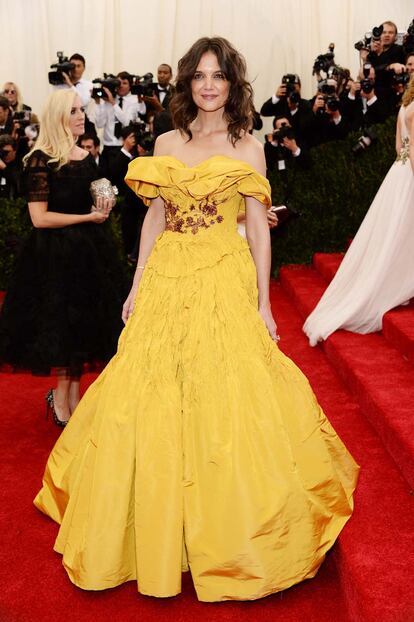 Katie Holmes apuesta al amarillo con este diseño de Marchesa.