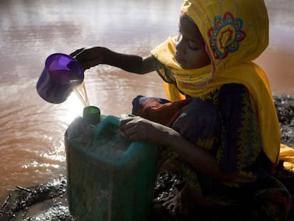 Densa Tadicha coge agua de un estanque en una regi&oacute;n de Kenya. 