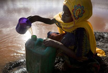 Densa Tadicha coge agua de un estanque en una regi&oacute;n de Kenya. 