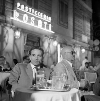 Pier Paolo Pasolini, en la terraza del café Rosati de Roma en julio de 1960.