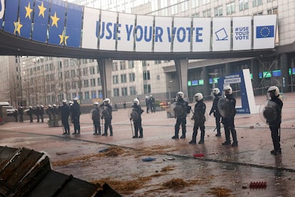 Agentes de policía con equipos antidisturbios hacen guardia frente al Parlamento Europeo durante la protestas de agricultores en Bruselas, este jueves.