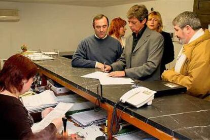 Los concejales Francisco García Ortuño, firmando, Monserrate Guillén y Jesús Ferrández ayer en el registro.