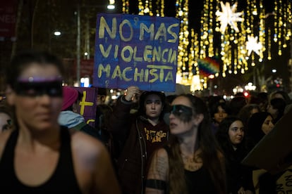 Una mujer sujeta una pancarta durante una manifestación contra las violencias machistas, a 25 de noviembre de 2022, en Barcelona.
