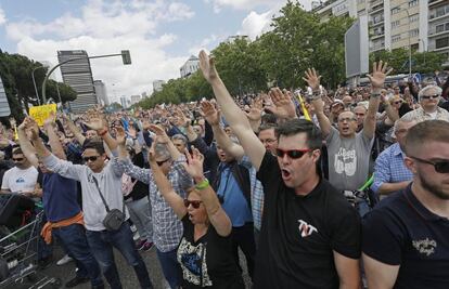 Los manifestantes aseguran que, en el caso de que el Gobierno central no atienda "las peticiones" del sector, se convocará una gran manifestación en Madrid el próximo 30 de mayo a la que asistirían taxistas de toda España.