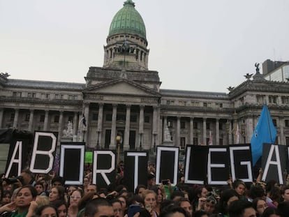 Marcha a favor del aborto frente al Congreso argentino en Buenos Aires, en feberero pasado.