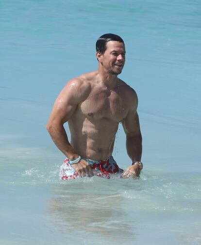 Mark Whalberg luce sus músculos en las playas de Barbados.