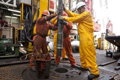 Trabajadores en una plataforma de Pemex en el Golfo de M&eacute;xico. 