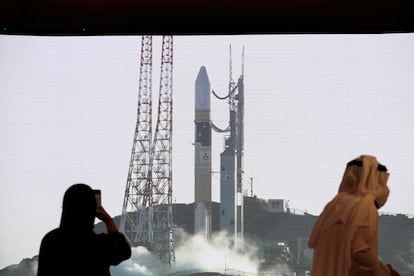 Dos personas observan a través de una pantalla gigante en el Centro Espacial Mohammed bin Rashid, en Dubai, el lanzamiento de un cohete desde Japón, el pasado julio.