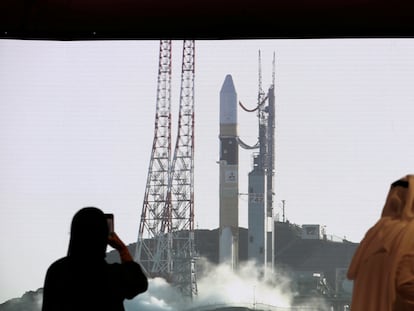 Dos personas observan a través de una pantalla gigante en el Centro Espacial Mohammed bin Rashid, en Dubai, el lanzamiento de un cohete desde Japón, el pasado julio.