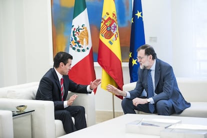 El presidente del gobierno, Mariano Rajoy, conversa en La Moncloa con el presidente de México, Enrique Peña Nieto. 