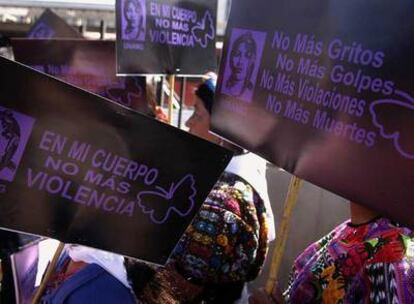 Mujeres guatemaltecas se manifiestan para reclamar justicia y respeto a sus derechos.