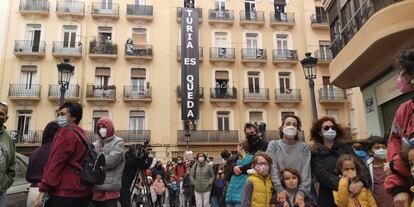 Concentración contra la expulsión de los vecinos de dos edificios de la calle Turia de Valencia.