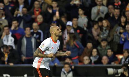 El delantero italiano del Valencia CF, Simone Zaza, celebra su gol ante el Real Madrid.