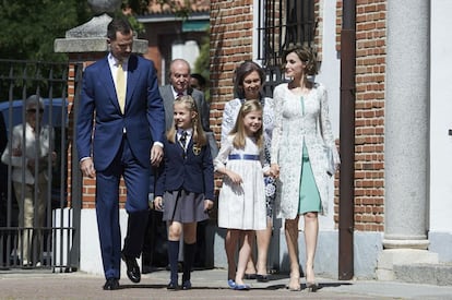 La princesa Leonor realizó su primera comunión el 20 de mayo de 2015. En la imagen don Felipe, doña Letizia, la infanta Sofía y sus abuelos paternos al llegar a la iglesia. Esta fue la primera vez que don Felipe coincidió con su padre en público tras el relevo en la corona.