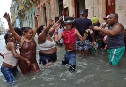 Un grupo de habitantes de La Habana (Cuba) bailan en una calle inundada tras el paso del huracán Irma.