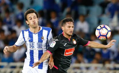 Pardo y Piatti disputan un bal&oacute;n.