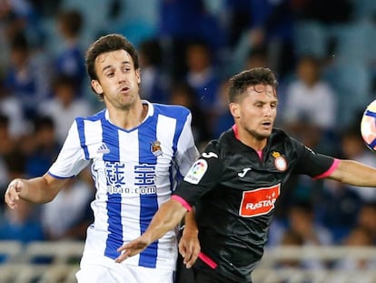 Pardo y Piatti disputan un balón.