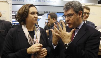 El ministro Álvaro Nadal con la alcaldesa de Barcelona, Ada Colau, en Barcelona.