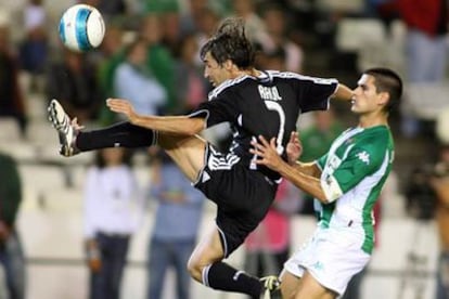 Raúl intenta controlar un balón ante Juanito, del Betis.