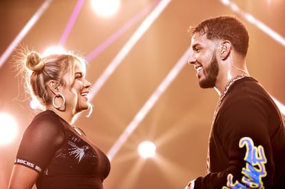 “Siempre estoy viendo en las noticias que estamos, que no estamos... la realidad es que no estamos juntos, pero yo la amo”, confirmó el cantante Anuel en abril después de que se desataran los rumores de su ruptura con Karol G, con quien cumplía junto a ella tres años a principios de 2021. Ambos descartaron la existencia de terceras personas y aseguraron que, a pesar de la decisión, siguen teniéndose un cariño especial, algo que han confirmado sobre el escenario, donde han aparecido juntos compartiendo momentos incluso después del fin de su relación.