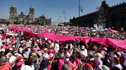 Miles de manifestantes sobre la plancha del Zócalo de Ciudad de México, este domingo.