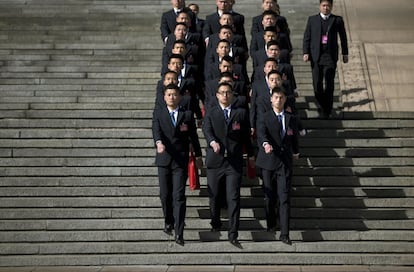 Soldados chinos bajan las escaleras del Gran Palacio del Pueblo donde se celebra la Conferencia Consultiva Política del Pueblo Chino en Pekín.