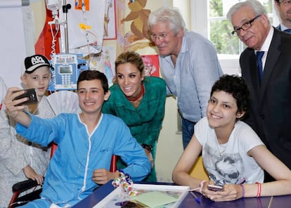 Richard Gere y Alejandra Silva se hacen un 'selfie' con algunos chicos ingresados en el Hospital Niño Jesús de Madrid.