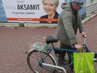 Un hombre pasa frente a un cartel electoral, el 14 de octubre, en Varsovia. 