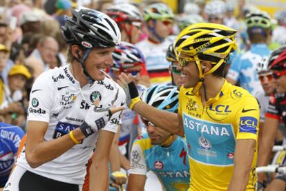 Alberto Contador y Andy Schleck se saludan antes de la última etapa del Tour 2010, en 2011 reeditarán el duelo.