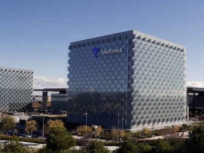Telefónica ofrece subida salarial del 1% adicional al año hasta 2024 a los fuera de convenio por la inflación