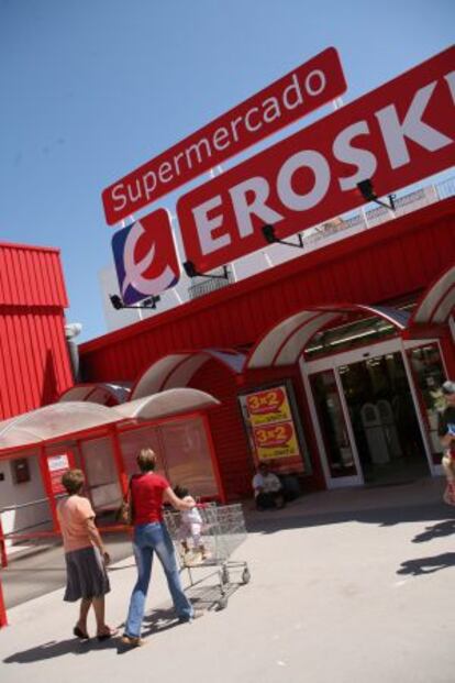 Puerta de entrada de un supermercado Eroski.