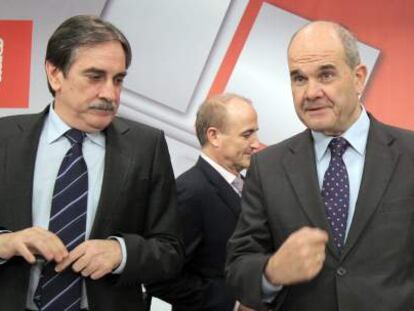 El ministro de Trabajo, Valeriano Gómez, con el vicepresidente tercero, Manuel Chaves.