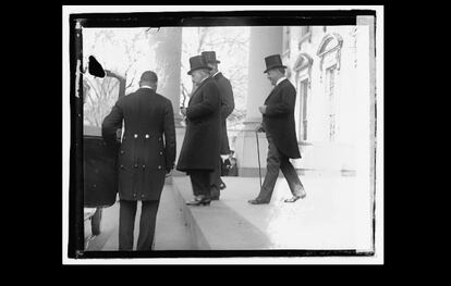 O edifício foi construído como residência do então enviado extraordinário cubano em Washington, Carlos Manuel de Céspedes y Quesada, filho do líder da independência cubana Carlos Manuel de Céspedes. Na imagem, de 13 de março de 1921, De Céspedes sai da mansão.