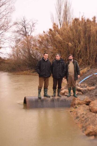 De izquierda a derecha, el secretario de Estado del Agua, Josep Puxeu; el presidente de la Confederacin Hidrogrfica del Guadiana, Eduardo Alvarado, y el director general de Medio Natural, Jos Jimnez, ayer sobre la tubera en el ro Cigela que desva el agua a las Tablas de Daimiel.