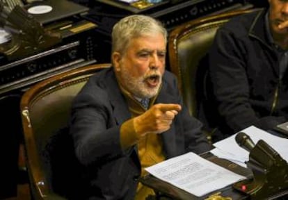 El diputado kirchnerista Julio De Vido se defiende en la sesión que trató su expulsión.