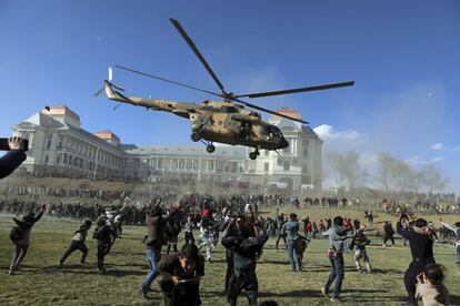 Un helicóptero militar participa en la exhibición de las Fuerzas de Seguridad afganas, en el palacio Darul Aman en Kabul. Estados Unidos planea celebrar una conferencia internacional sobre Afganistán a finales de marzo en Estambul, Turquía, con la presencia de la Organización de Naciones Unidas.