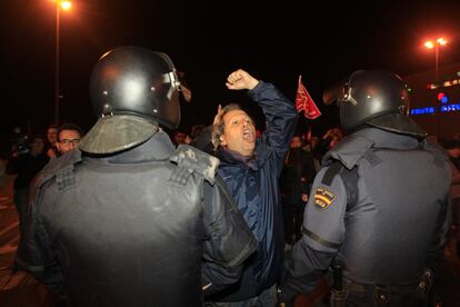 Protestas ante el mercado de abastos de Madrid.