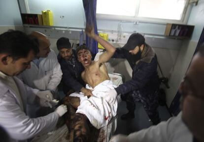 Un herido en los bombardeos del lunes en Gaza.