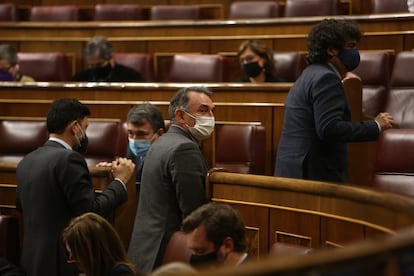 El diputado de Unidas Podemos y secretario general del PCE, Enrique Santiago (en el centro), durante el pleno de este martes.