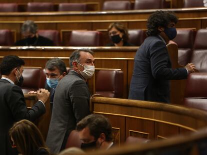 El diputado de Unidas Podemos y secretario general del PCE, Enrique Santiago (en el centro), durante el pleno de este martes.